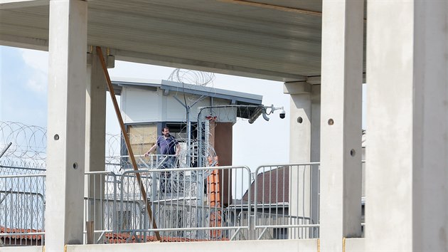 V sousedství plzeňské věznice roste výrobní hala žárové zinkovny MEA, v které najde práci až 300 odsouzených. (3. září 2020)