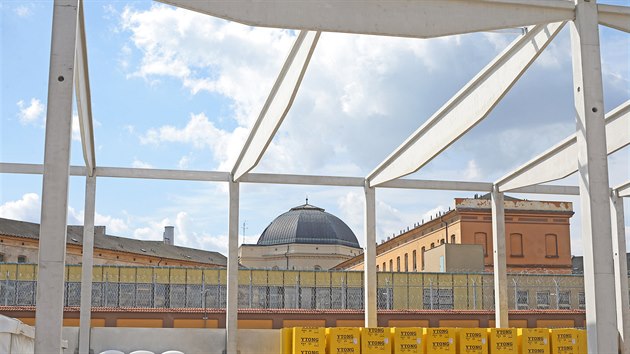V sousedství plzeňské věznice roste výrobní hala žárové zinkovny MEA, v které budou pracovat vězni. (3. září 2020)