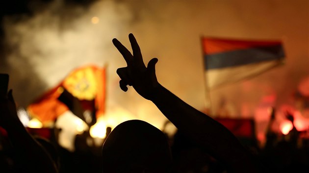 Pznivci prosrbsk ernohorsk opozice oslavuj jej vsledek ve volbch. (3. z 2020)