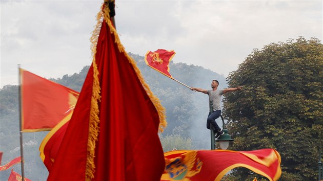 Mu s ernohorskou vlajkou reaguje na oslavy prosrbsk ernohorsk opozice. (3. z 2020)