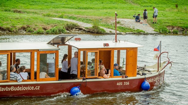 Mal� lo� funguje v Bud�jovic�ch jako MHD.