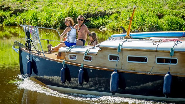 Men�� lod� s v�letn�ky pluj� od Hlubok� do �esk�ch Bud�jovic.