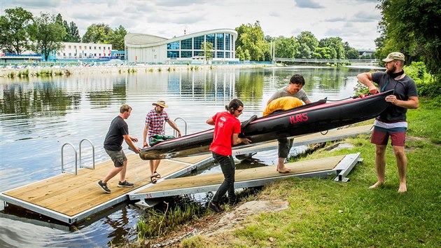 Jedno z mol je i proti plaveck�mu stadionu.
