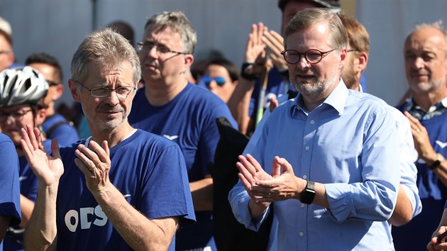 Pod irm nebem v prask Trji zahjila ve stedu dopoledne ODS horkou fzi kampan ped jnovmi krajskmi a sentnmi volbami. Na fotce (vlevo) pedseda Sentu Milo Vystril, vpravo pedseda strany Petr Fiala. (9. z 2020)