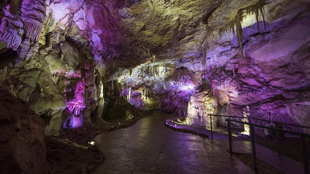 Promtheova jeskyn je tahk na turisty, tit se mete na barevn nasvcen krpnky a klasickou hudbu.