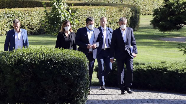 Premir Andrej Babi a ministr vnitra Jan Hamek po jednn s prezidentem Miloem Zemanem. (8. z 2020)