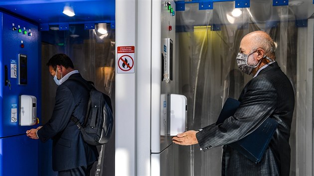 ��astn�ci N�rodn�ho pr�myslov�ho summitu 2020 si mohli 9. z��� 2020 v Bel�msk� kapli v Praze dezinfikovat ruce v souvislosti s epidemi� koronaviru.