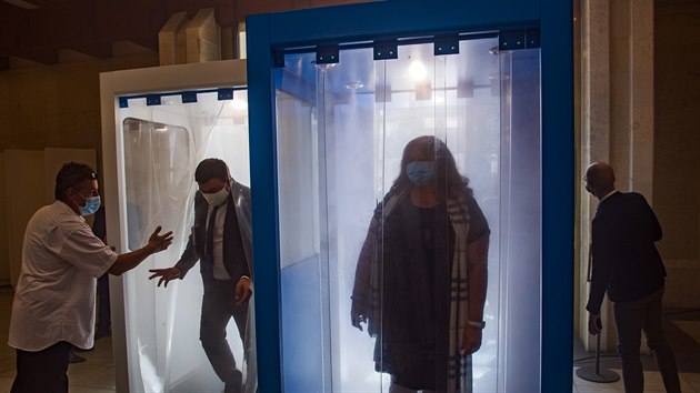 ��astn�ci N�rodn�ho pr�myslov�ho summitu 2020 museli 9. z��� 2020 v Bel�msk� kapli v Praze proj�t dezinfek�n� branou.