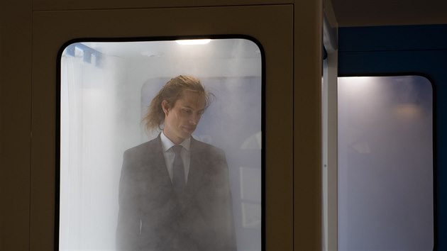 ��astn�ci N�rodn�ho pr�myslov�ho summitu 2020 museli 9. z��� 2020 v Bel�msk� kapli v Praze proj�t dezinfek�n� branou.