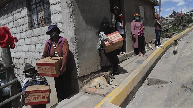 Obyvatelé hlavního města Ekvádoru Quito drží krabice s potravinami, které distribuovala místní vláda během jarních měsíců. (27. května 2020)