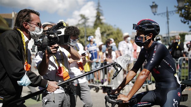 Egan Bernal odpovd na dotazy novin ped startem 5. etapy Tour de France.