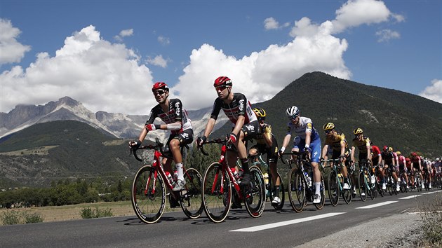 Jezdci Lotta Soudal Steff Cras a Frederik Frison thnou peloton bhem 5. etapy Tour de France.