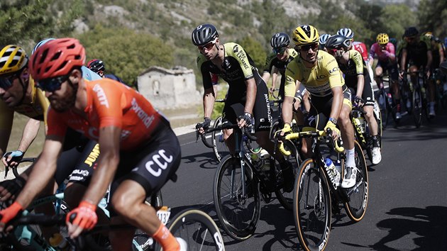 Julian Alaphilippe ve lutm dresu bhem 5. etapy Tour de France.