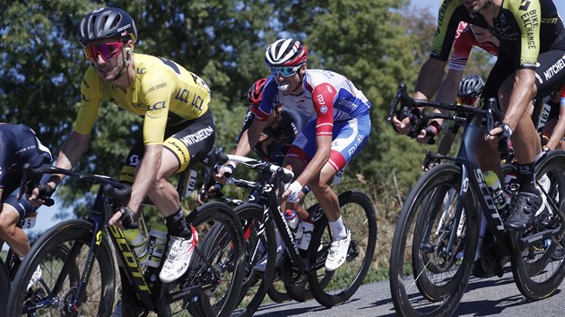 Adam Yates jede ve lutm dresu bhem 7. etapy Tour de France, za nm je Rudy Molard.