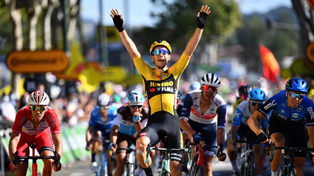 ZASE PRVN. Wout van Aert se raduje z vtzstv v 7. etap Tour de France.
