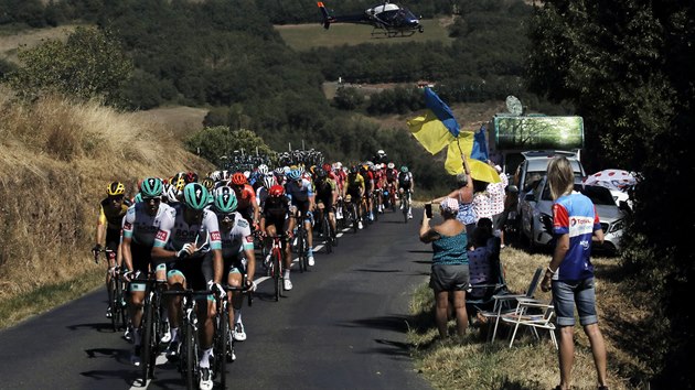 Bora-hansgrohe na ele pelotonu bhem 7. etapy Tour de France,