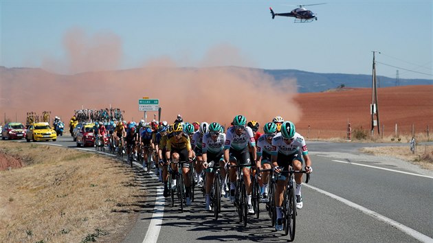 Bora-hansgrohe na ele pelotonu bhem 7. etapy Tour de France.