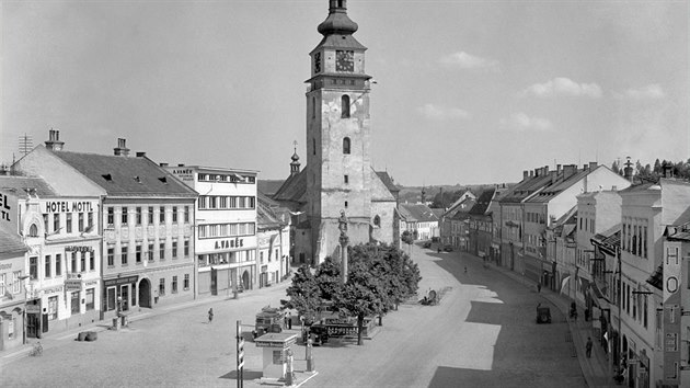 Pohled na mezisk nmst s kostelem svatho Mikule v roce 1938. Tehdy tam byla i benzinov stanice.