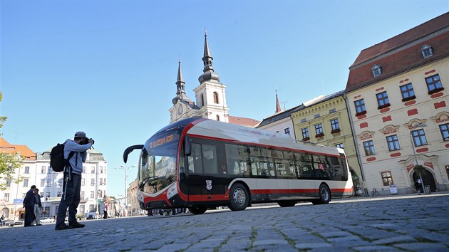 Jihlavsk dopravn podnik podil nov parciln trolejbusy. Ty umon jet na baterii i mimo trakn veden. Ujedou takto a dvanct kilometr.