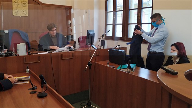 Zdravotn sestra Klra Vtelensk u dnskho soudu. (1. z 2020)
