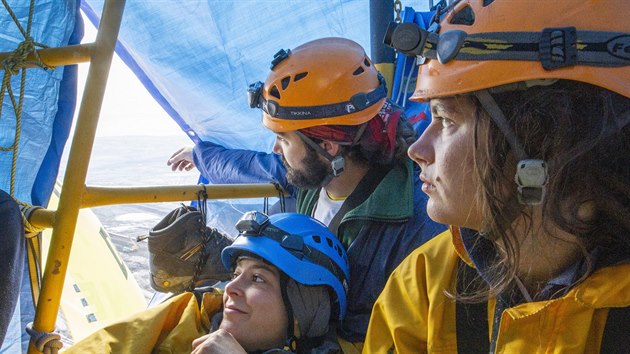 Aktivist� na d�ln�m rypadle v lomu Vr�any u Mostu. (4. z��� 2020)