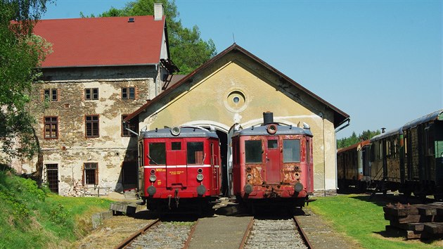 Ped vtopnou stoj zleva provozn M 131.1513 a opravovan M 131.1179.