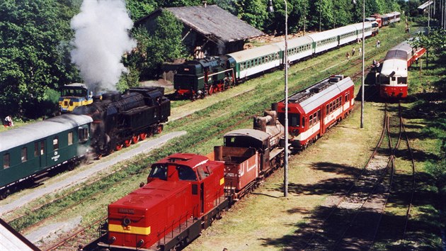 Pohled na �esko-sask� festival shora, pozdn� odpoledne v roce 2001 na K�imov�, to bylo je�t� koleji�t� kompletn�.