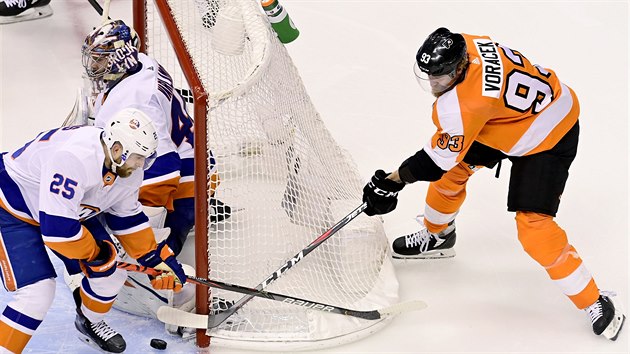 Brankář New York Islanders Semjon Varlamov v ohrožení, pomáhá mu Devon Toews. Procpat puk do branky se pokouší Jakub Voráček z Philadelphia Flyers.