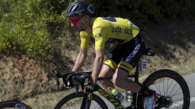 Adam Yates ve lutm dresu v est etap Tour de France.
