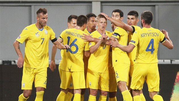 Fotbalisté Ukrajiny se radují z gólu v utkání Ligy národů.
