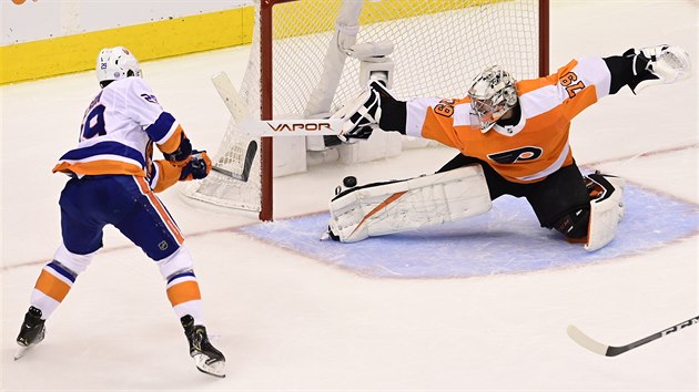 Brock Nelson z New York Islanders překonává brankáře Philadelphie Cartera Harta.