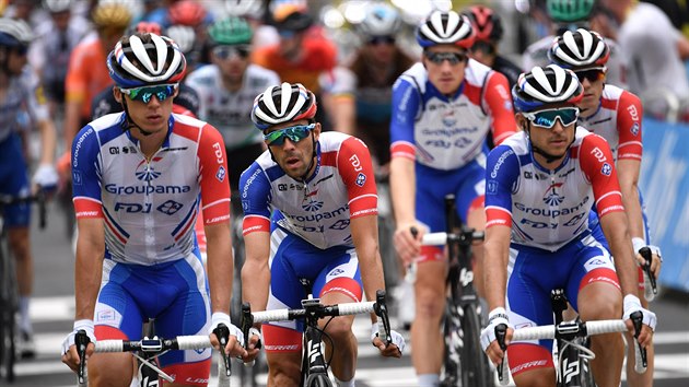 Zlomený Thibaut Pinot obklopený parťáky z týmu Groupama-FDJ. V osmé etapě Tour de France nabral obrovskou ztrátu na nejlepší.