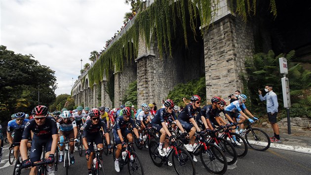 Jezdci tmu Ineos vedou peloton v devt etap Tour de France.