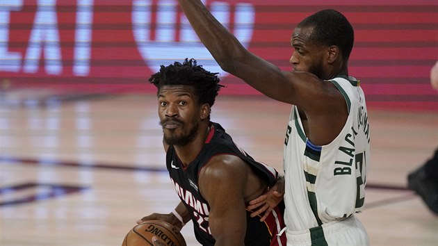 Jimmy Butler z Miami (vlevo) se pokou o nik, brn ho Khris Middleton z Milwaukee.