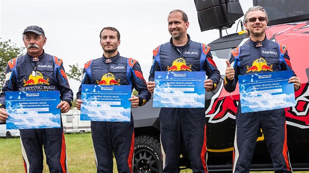 Pánové Krejčí, Tvrdík, Čejka a Rudzinskyj z akrobatické formace Flying Bulls si v Jaroměři převzali certifikát za nový světový rekord počtu společných výkrutů  (4.9.2020).