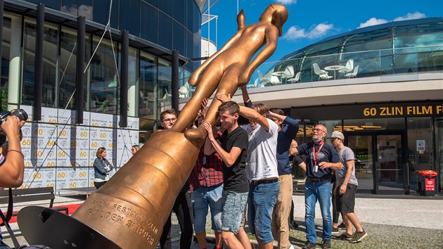 Před Kongresovým centrem ve Zlíně bude tradičně stát socha Zlatého střevíčku, která je symbolem mezinárodního filmového festivalu pro děti a mládež.