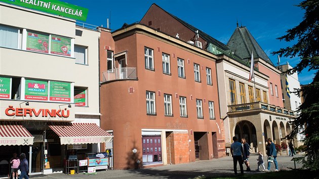 Pam�tkov� chr�n�n� d�m ��slo popisn� 10 na n�m�st� M�ru vedle budovy zl�nsk� radnice je kv�li havarijn�mu stavu zav�en�.