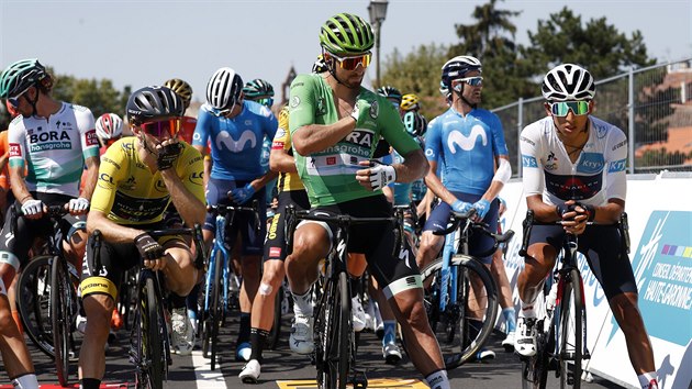 Britsk cyklista Adam Yates (ve lutm), Slovk Peter Sagan (v zelenm) a Kulumbijec Egan Bernal (v blm) ped startem 8. etapy Tour de France.