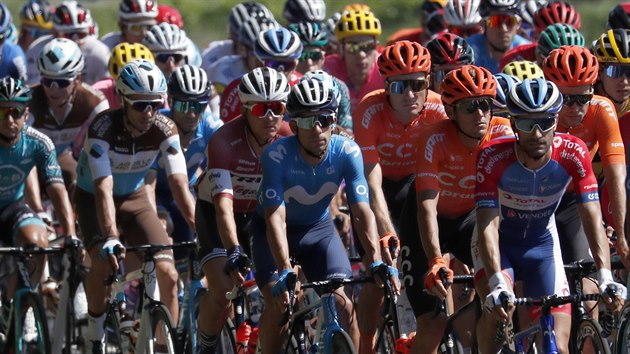 Peloton cyklistick Tour de France v 8. etap.