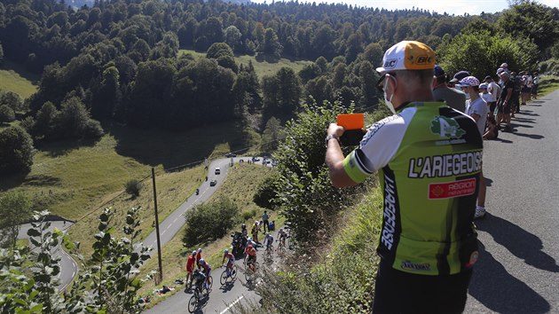 Momentka z 8. etapy cyklistick Tour de France, kter zavedla peloton do Pyrenej.