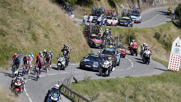 Momentka z 8. etapy cyklistick Tour de France, kter zavedla peloton do Pyrenej.