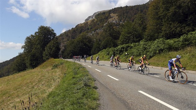 Momentka z 8. etapy cyklistick Tour de France, kter zavedla peloton do Pyrenej.