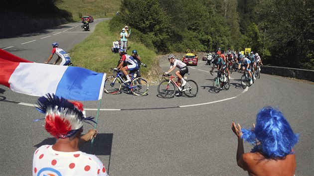 Momentka z 8. etapy cyklistick Tour de France, kter zavedla peloton do Pyrenej.