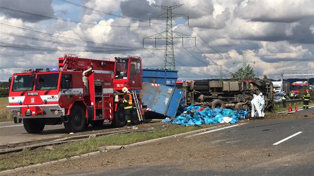 Dlnici D8 na Mlnicku zablokovala nehoda nkladnho auta a dodvky. (2.9.2020)