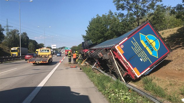 P�evr�cen� kamion s n�poji na Pra�sk�m okruhu. (3.9.2020)