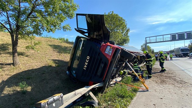 P�evr�cen� kamion s n�poji na Pra�sk�m okruhu. (3.9.2020)