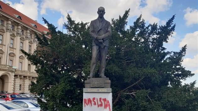Policie vyetuje posprejovn sochy Edvarda Benee na Loretnskm nmst. (3.9.2020)