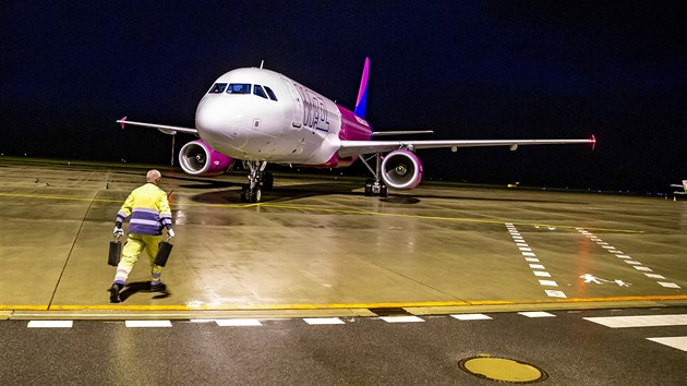 Na pardubickém letišti přistálo 1. září 2020 kolem 21. hodiny první letadlo společnosti Wizz Air z Ukrajiny.