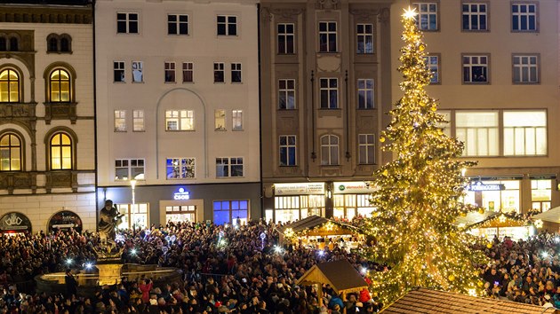 Olomoucké vánoční trhy každoročně lákají davy lidí, na snímku zahájení těch loňských 22. listopadu 2019 spojené s rozsvícením vánočního stromu na Horním náměstí.