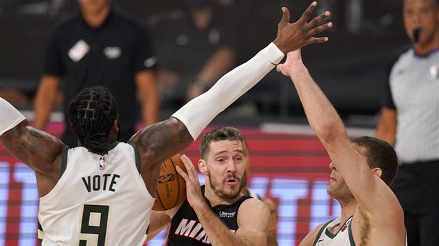 Wesley Matthews (9) a Brook Lopez z Milwaukee se sna zastavit Gorana Dragie z Miami.